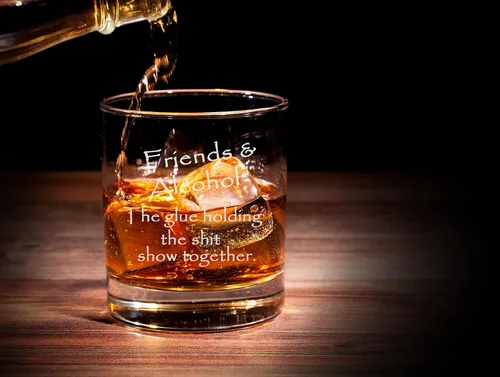 Miniatura 6 de Friends & Alcohol The Glue Holding This Shit Show Together - Vaso de whisky grabado de 11 onzas grabadas a la antigua usanza, regalos sarcásticos