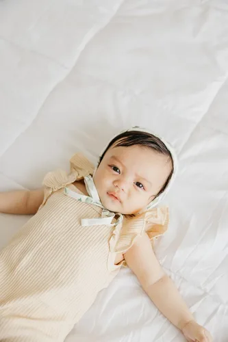 Miniatura 17 de Copper Pearl Gorros de bebé: ultra suave, cómodo de llevar, sombrero de sol para protección contra los rayos UV, diseño moderno a juego, 6-12 meses