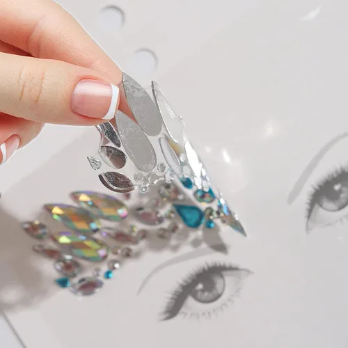 Miniatura 8 de 4 hojas de gemas faciales de Euforia, 0.35 oz de purpurina gruesa, calcomanías de diamantes de imitación que brillan en la oscuridad, gemas