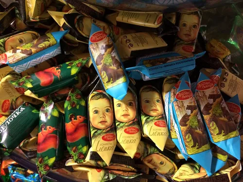 Mishka Kosolapy, Belochka y Alenka Surtido de famosos caramelos rusos (3 libras) Incluye nuestras exclusivas mentas de chocolate HolanDeli