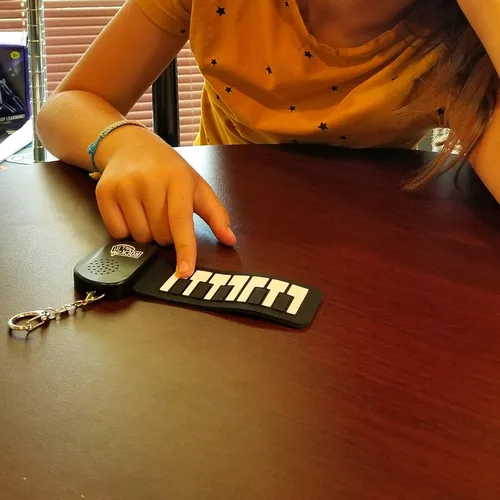 Miniatura 4 de Rock and Roll It - Micro Piano. Llavero de piano de trabajo real y jugable. Cuélgalo en una mochila y juega en cualquier lugar. Alfombrilla de piano