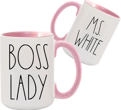 BOSS LADY Farmhouse - Taza de cerámica de 15 onzas con inspiración estilo flaco Font PINK! | Tu texto personalizado en la parte posterior