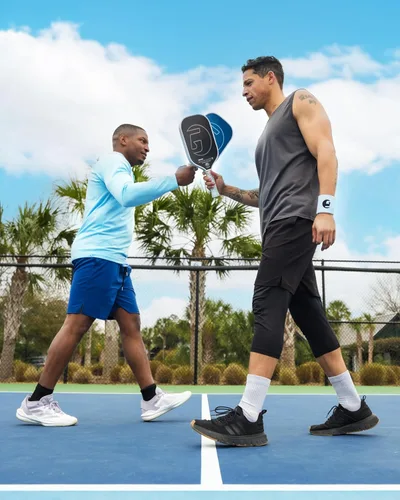 Miniatura 4 de GAMMA Rainmaker - Paleta de pickleball ligera, grande, cara de fibra de carbono de microcuentas para mayor giro y control, peso de giro Negro