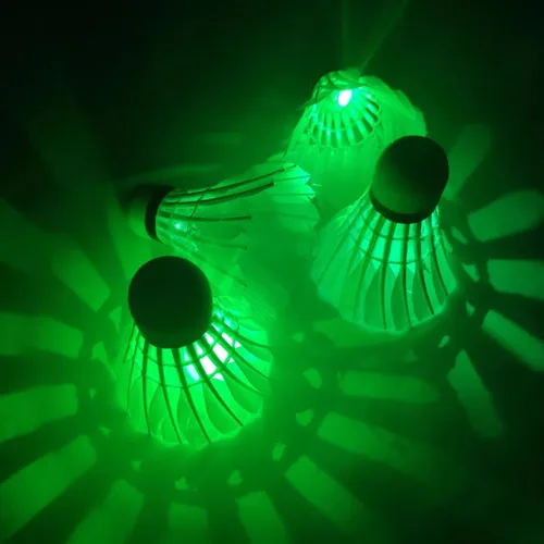 Bringsine 4 unids LED Bádminton Shuttlecock Noche Oscuro Resplandor Birdies Iluminación para Actividades Deportivas en Interior