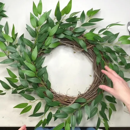 Miniatura 8 de 18 piezas de tallos de vegetación de Ruscus italiano verde, guirnalda de hojas de vegetación artificial de seda, vides colgantes en spray para ramos