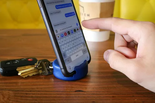 Miniatura 9 de GoDonut Mini llavero portátil para teléfono celular, accesorio de escritorio perfecto para viajes, oficina y mesita de noche, compatible con iPad