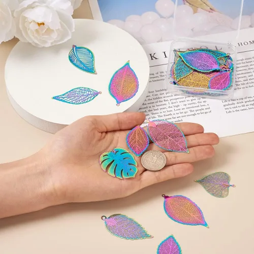 Miniatura 41 de FASHEWELRY 16 dijes de plumas de arco iris de acero inoxidable con alas de filigrana, adornos de metal de 4 colores para hacer joyas, pulseras
