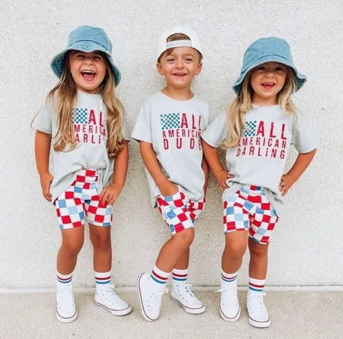 Miniatura 3 de Conjunto de camisetas con estampado de letras y colores contrastantes para el Día de la Independencia
