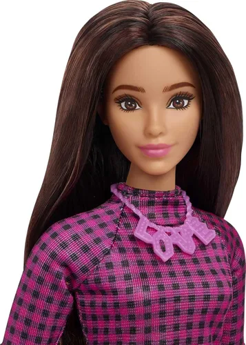 Miniatura 3 de Barbie Fashionistas Doll #188, Curvas con pelo negro, vestido a cuadros y accesorios que incluyen zapatillas rosas y collar