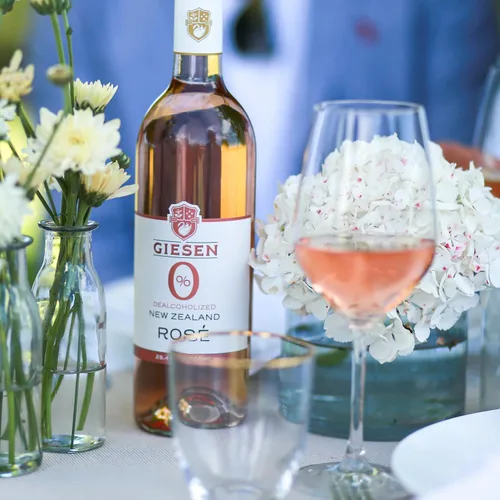Miniatura 3 de Giesen Rosado sin alcohol - Vino rosado desalcoholizado prémium de Nueva Zelanda, 25.4 fl oz (25.4 fl oz, 2)
