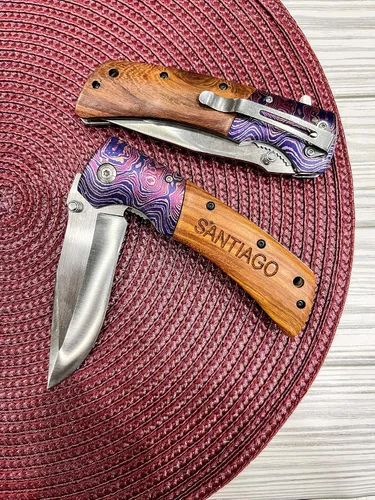 Miniatura 6 de Wood Shop - Cuchillo de bolsillo grabado, regalo para hombres, hoja de acero inoxidable de 5 pulgadas con clip para cinturón ultra seguro y cómodo