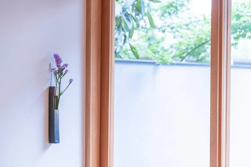 Miniatura 2 de Jarrón de pared fabricado en Japón, jarrón de pared de cerámica japonés para un solo tallo, diseño minimalista de Wabi-Sabi, acabado natural al