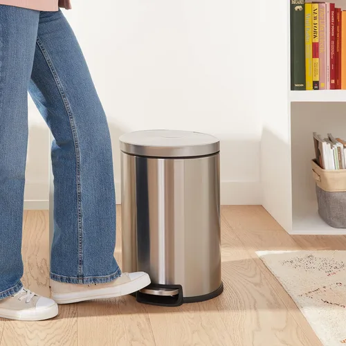 Miniatura 5 de Amazon Basics Bote de basura cilíndrico redondo con tapa de cierre suave, pedal de pie, cubo interior extraíble, resistente a las manchas, 20 l/5.3