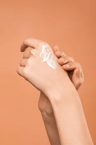 Miniatura 5 de BARIELLE Crema de manos restauradora con aceite de coco 1.45 onzas