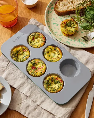 Miniatura 8 de Caraway Molde antiadherente de cerámica para muffins de 6 tazas Dúo – No tóxico, sin PTFE ni PFOA, apto para horno, núcleo de acero aluminizado