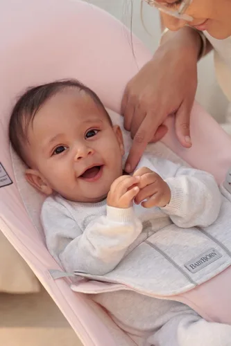 Miniatura 4 de BabyBjörn Bouncer Balance Soft, tejido/jersey, rosa claro/gris Asiento gorila ajustable 2 en 1 y silla para niños pequeños, recién nacido a niño