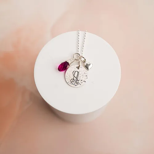 Miniatura 2 de Keep It Simple - Collar con dije de inicial personalizado de plata y collar con dije de corazón con piedra de nacimiento Swarovski Briolette.