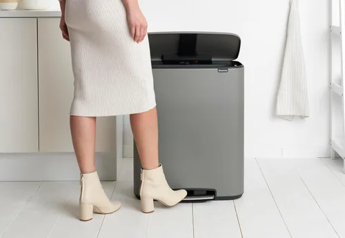 Miniatura 5 de Brabantia Bo Bote de Basura con Pedal Step-On - Cubo Interior de 16 Galones (Gris Concreto Mineral) Bote de Basura para Desechos/Reciclaje, Mineral