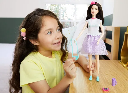 Miniatura 2 de Barbie Muñeca Princess Adventure Renee (morena de 12 pulgadas) en moda y accesorios, con teléfono inteligente, bolso, taza de viaje y tiara, regalo