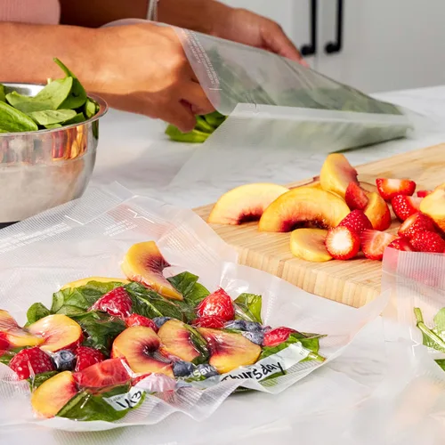 Miniatura 3 de FoodSaver Bolsas selladoras al vacío de ajuste personalizado, almacenamiento hermético de alimentos y rollos Sous Vide, sin BPA, 11 x 16 pies