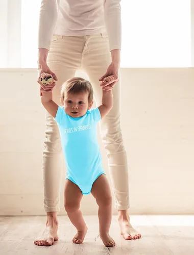 Miniatura 3 de CBTwear Cries in Spanish - Divertida familia bilingüe - Lindo mono de bebé de una pieza para bebé