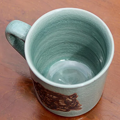 Miniatura 4 de NOVICA Taza artesanal de cerámica celadón hecha a mano con tigre pintado de Tailandia, vajilla verde, tazas de vajilla con temática de animales