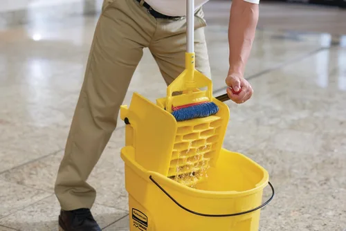 Miniatura 8 de Rubbermaid Commercial Products, WaveBrake - Cubo industrial comercial para fregona con prensa lateral en ruedas, 35 cuartos de galón, color amarillo