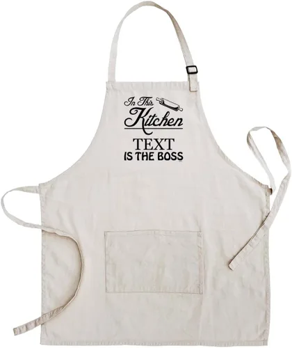 In This Kitchen Any Name Custom Text Is The Boss - Delantal ajustable con dos bolsillos