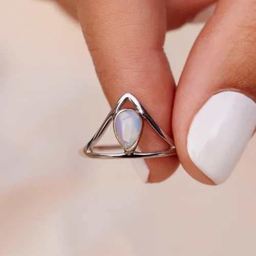 Miniatura 3 de Pura Vida Anillo de plata con piedra de cheurón Anillo hecho a mano con piedra lunar sintética, base de latón con chapado en rodio Anillos