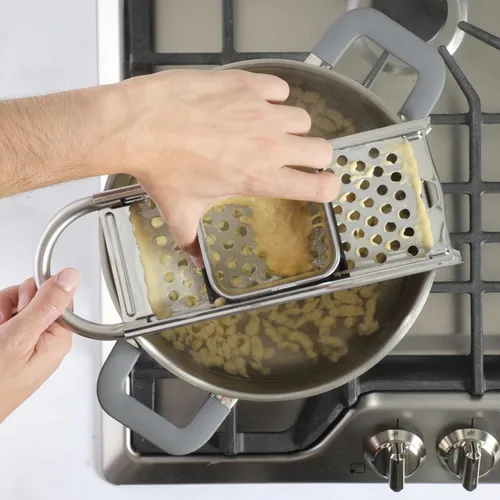 Miniatura 2 de Oster Helmsdale Spaetzle Maker de acero inoxidable - Máquina tradicional alemana de fideos para huevos