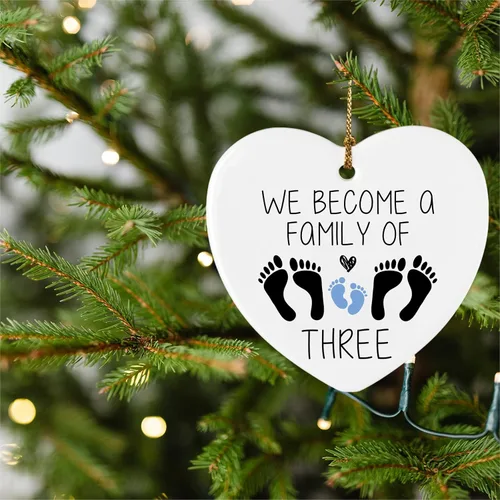 Miniatura 3 de Regalos de revelación de género, decoración con texto en inglés «We Become A Family of Thre», adorno de cerámica para recuerdo, placa de corazón
