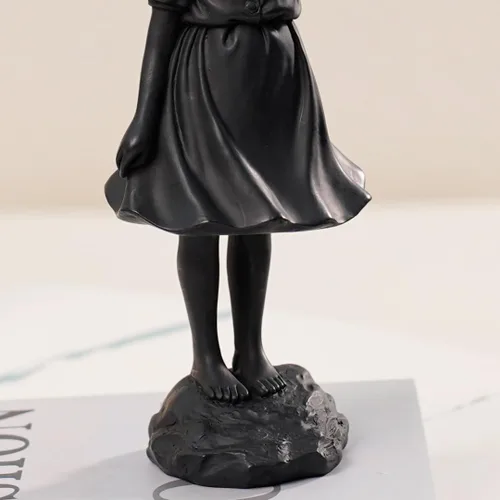 Miniatura 4 de Estatua de niña de globo volador, figura de resina, escultura artesanal, esculturas de arte moderno para decoración del hogar, tema anti-guerra