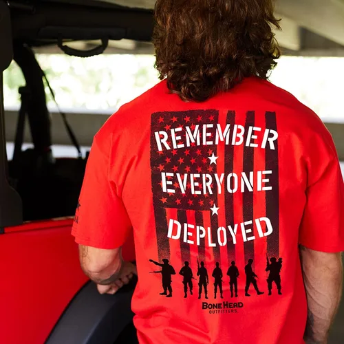 Miniatura 4 de Bone Head Outfitters Camiseta clásica roja - Remember Everyone Deployed R.E.D. Friday