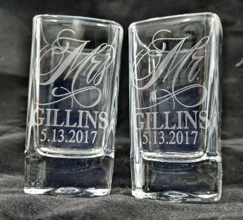 Miniatura 3 de Juego de dos vasos de chupito de Mr. and Mrs. personalizados de 2.75 onzas con fecha y apellido para la futura señora. Despedida de soltera, boda