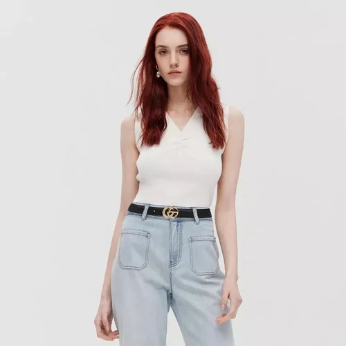 Miniatura 354 de Cinturón de cuero clásico con hebilla de metal para mujer con vestido de jeans