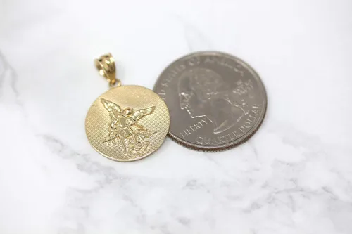 Miniatura 4 de CaliRoseJewelry Colgante de oro de 14 quilates con dije de moneda de San Miguel Protect Us
