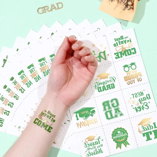Miniatura 3 de 12 hojas de tatuajes temporales de graduación con purpurina verde y dorada estilo metálico, recuerdos de fiesta de graduación 2025, felicitaciones