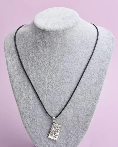 Miniatura 4 de Abitoncc Collar Stranger Charm de acero inoxidable Eddie alfabeto bombilla Once Bike Demogorgon notas al revés Guitarra Pick Munson Collares