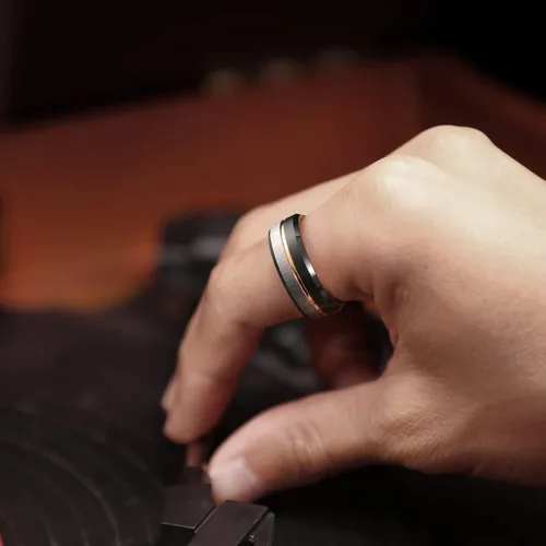 Miniatura 5 de King Will Loop. Anillo de boda de carburo de tungsteno de 0.2360.315de pulgada, con línea de oro rosa, anillo negro y plata cepillado, ajuste cómodo