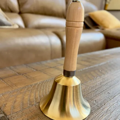 Miniatura 6 de SINJEUN 4 campanas de mano de latón de 6 pulgadas, campanas de mano de latón macizo con mango de madera, campanas de llamada de restaurante