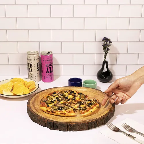 Miniatura 5 de GoCraft - Plato redondo de madera para servir con corteza de árbol en los bordes, plato de pizza de madera de mango, tabla para servir, plato