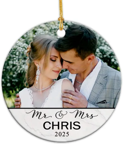 Adorno de cerámica personalizable con texto en inglés «Our First Christmas Together As Mr and Mrs 2024», adorno personalizado para parejas recién
