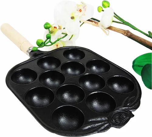 Takoyaki japonés tradicional del tamaño personal del arrabio y pastel de postre que cocina la cacerola