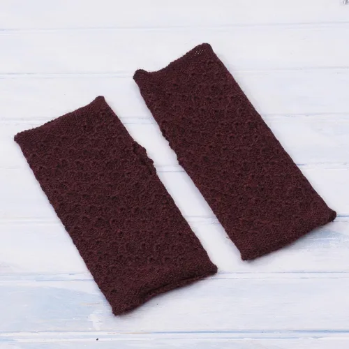 Miniatura 2 de NOVICA Manoplas 100% hechas a mano de alpaca bebé sin dedos con estampado de lana granate, guantes de accesorios de lana burdeos Perú 'Patrón