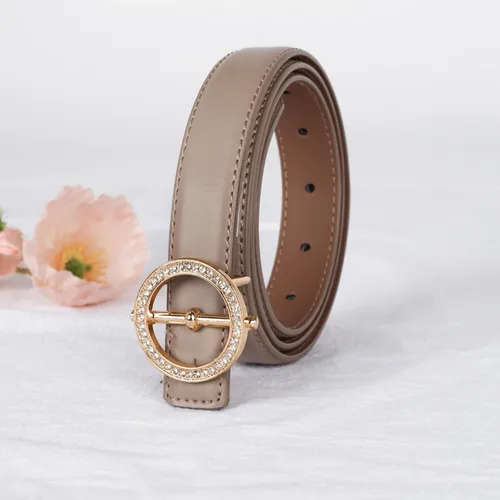 Miniatura 17 de Cinturón de cuero clásico con hebilla de metal para mujer con vestido de jeans