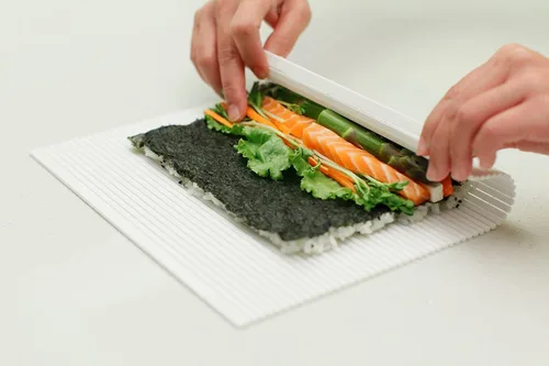 Miniatura 10 de Alfombrilla de sushi antiadherente profesional de plástico para sushi, rodillo de sushi, rodillo de sushi Makisu, 10.5 x 9.8 pulgadas Amarillo