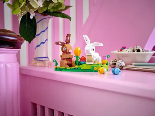 Miniatura 2 de LEGO Easter Rabbits Display 40523 - Juego de juguetes de construcción, incluye coloridos huevos de Pascua y tulipanes, decoraciones de Pascua