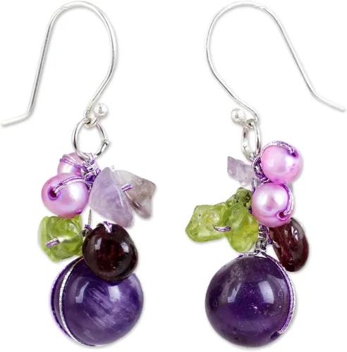 NOVICA Aretes artesanales hechos a mano de granate y amatista cultivadas con perlas de agua dulce cultivadas colgando de plata de ley 925, peridoto