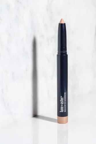 Miniatura 8 de Lune+Aster Iluminador de ojos – Lápiz iluminador en champán sedoso para ojos brillantes Aplicar a huesos de cejas, esquinas de ojos, párpados