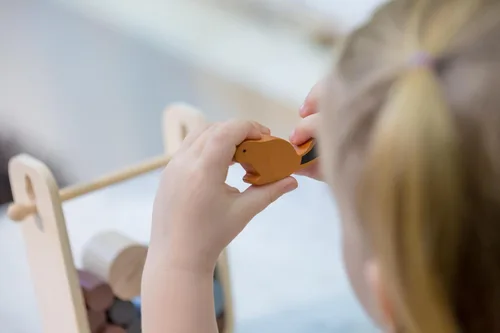 Miniatura 3 de PlanToys Timber Tumble - Juego de equilibrio y estrategia de madera para niños a partir de 3 años Juguete educativo Montessori para habilidades